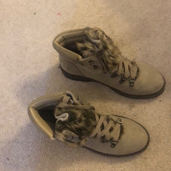 Size 7 - but fit like 6.5. Espirit Boots w the fur - Picture 2 of 5